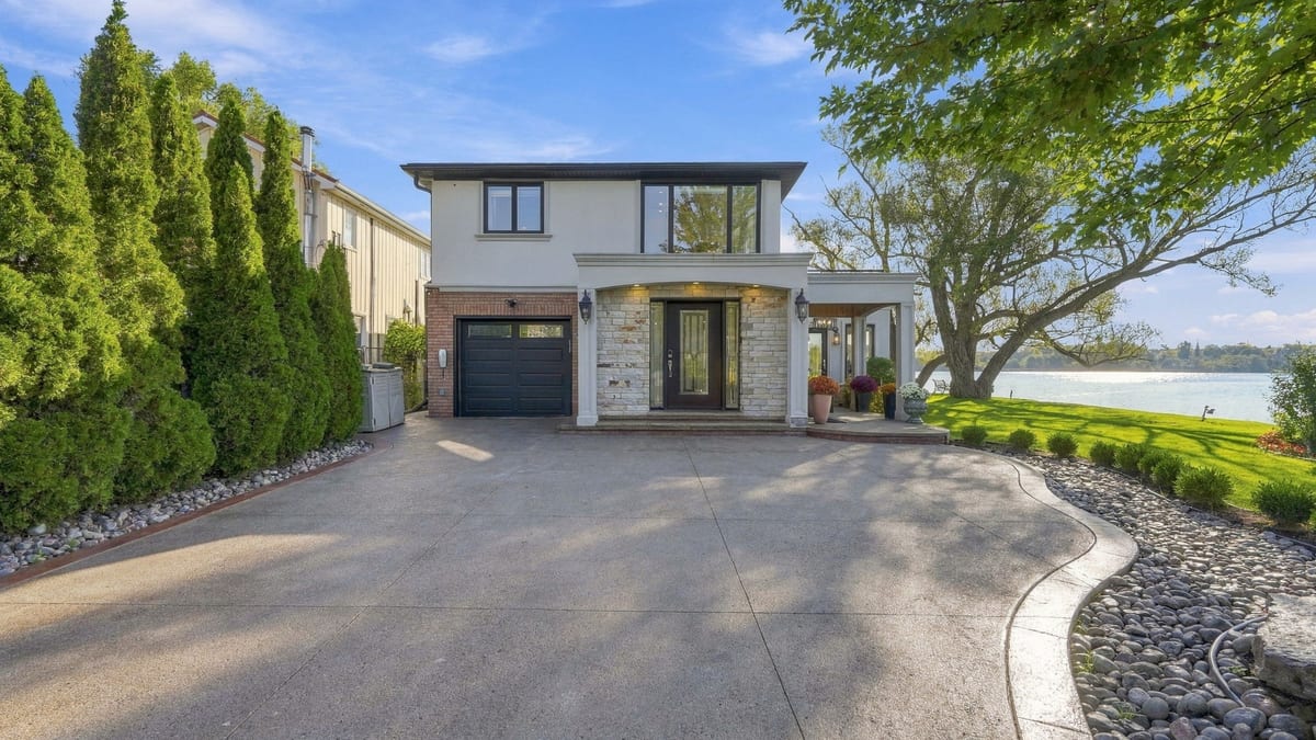 Front exterior of 3 Willowbank Avenue beside Lake Wilcox in Richmond Hill
