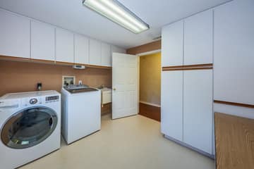 Upper Level Laundry Room1c