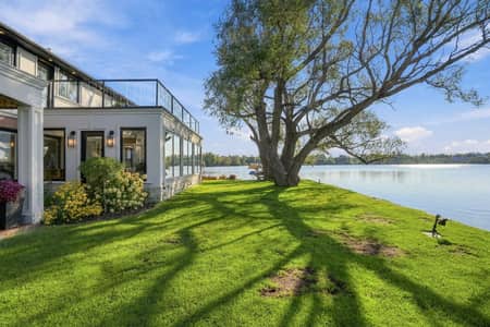 Lakeside lawn and mature tree at 3 Willowbank Avenue